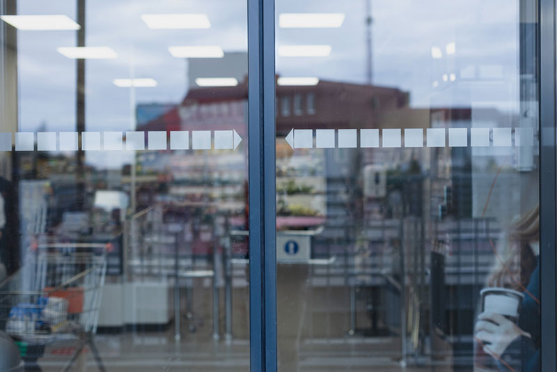 Installer une porte d'entrée de magasin - Demande de devis menuiserie 95